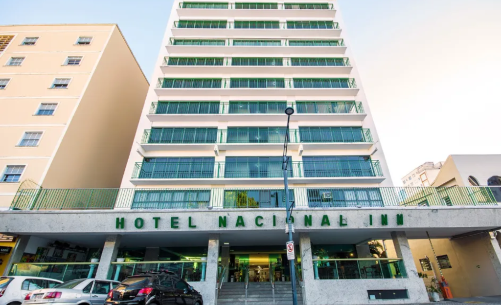 Roteiro Histórico: Descubra a Magia e os Segredos das Praças de Poços de Caldas 3 Fachada e entrada do hotel Nacional Inn Poços de Caldas, mostrando sua localização central próxima às áreas verdes e pontos turísticos da cidade
