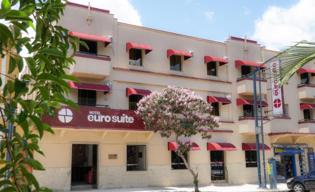 Hotel para excursões em Poços de Caldas: O guia completo para viagens em grupo e eventos corporativos 2 Fachada moderna do Euro Suite, o melhor hotel para excursões em Poços de Caldas, mostrando acesso facilitado na região central