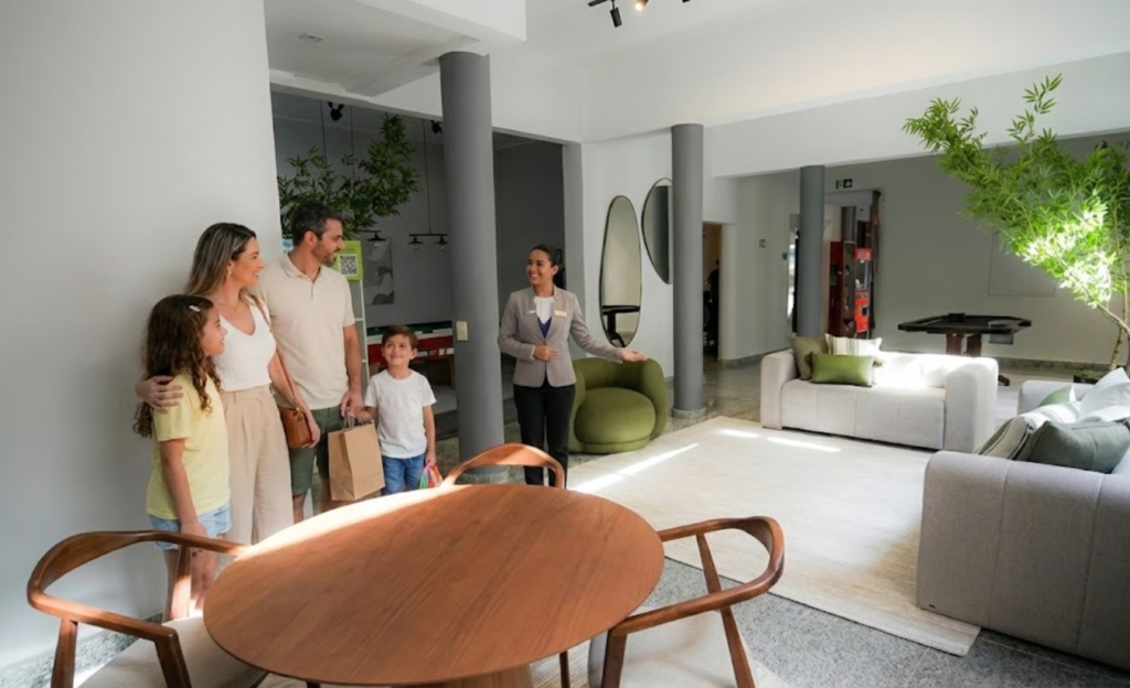Hotel para excursões em Poços de Caldas: O guia completo para viagens em grupo e eventos corporativos 4 Grupo de hóspedes sendo bem atendido na recepção do Euro Suite