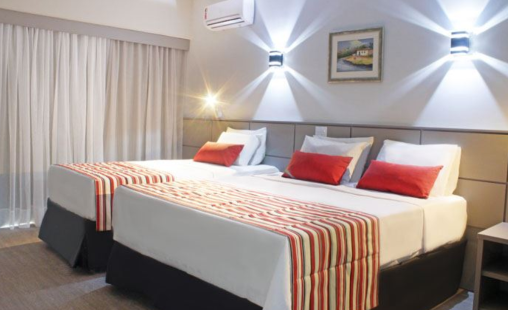 Cassino All Inclusive Resort em Poços de Caldas: 7 Experiências que Redefinem o Descanso em Minas Gerais 4 Interior de uma suíte luxuosa e confortável no Cassino Resort, com cama ampla e iluminação acolhedora
