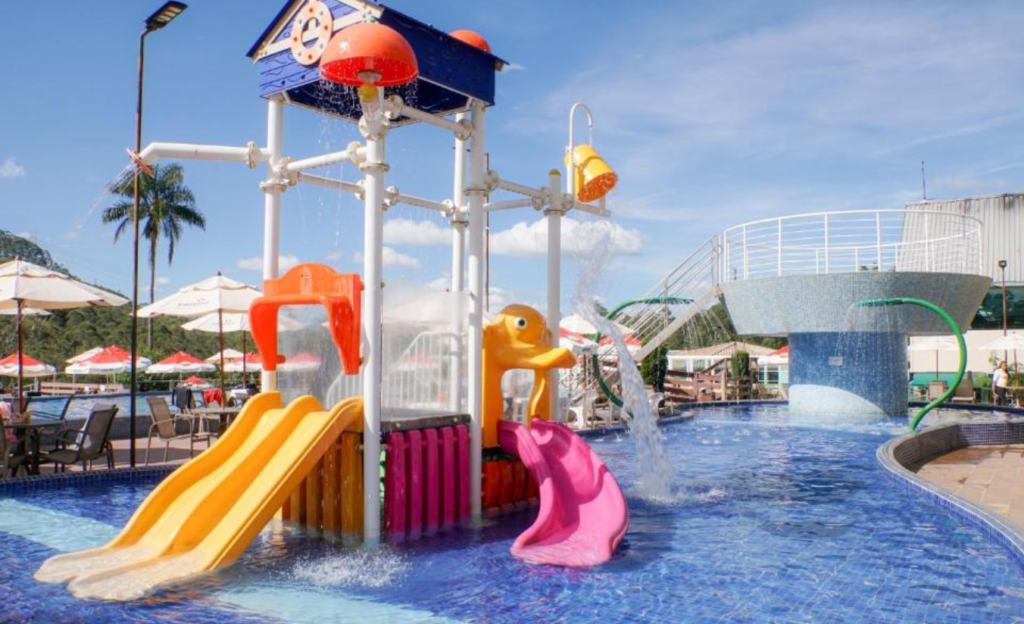 Cassino All Inclusive Resort em Poços de Caldas: 7 Experiências que Redefinem o Descanso em Minas Gerais 2 Vista panorâmica da fachada e piscina do Cassino All Inclusive Resort em Poços de Caldas em um dia ensolarado