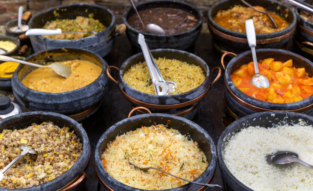 A Gastronomia All Inclusive no Cassino Resort: O Guia Definitivo de Sabores em Poços de Caldas 2 Buffet variado de comidas mineiras representando a Gastronomia All Inclusive no Cassino Resort em Poços de Caldas