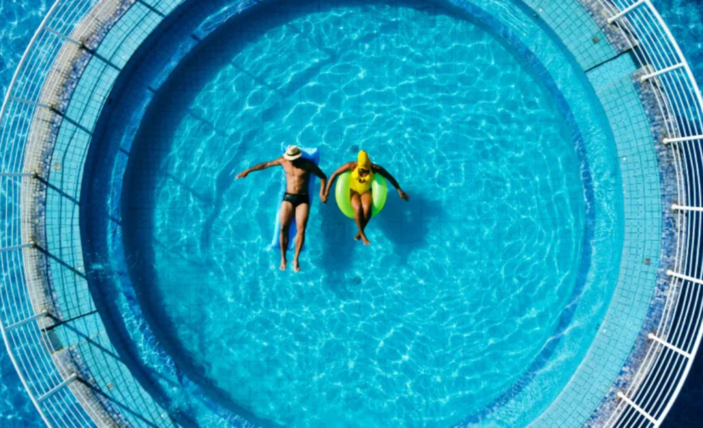 A Experiência Definitiva em um Resort All Inclusive em Poços de Caldas para Famílias 4 Casal relaxando no spa do resort enquanto as criancas brincam na recreacao