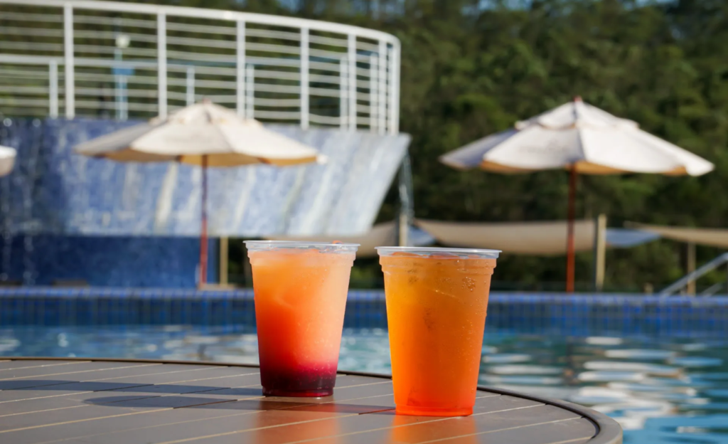 A Gastronomia All Inclusive no Cassino Resort: O Guia Definitivo de Sabores em Poços de Caldas 4 Drinques coloridos na beira da piscina, ilustrando o serviço de bebidas da Gastronomia All Inclusive no Cassino Resort
