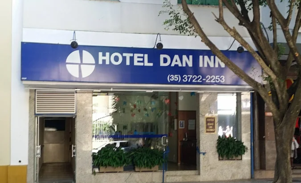 Hotel Dan Inn Poços de Caldas: O Guia Definitivo de Praticidade e Economia no Sul de Minas 2 Fachada do Hotel Dan Inn Poços de Caldas destacando sua entrada acessível e localização em rua movimentada do centro