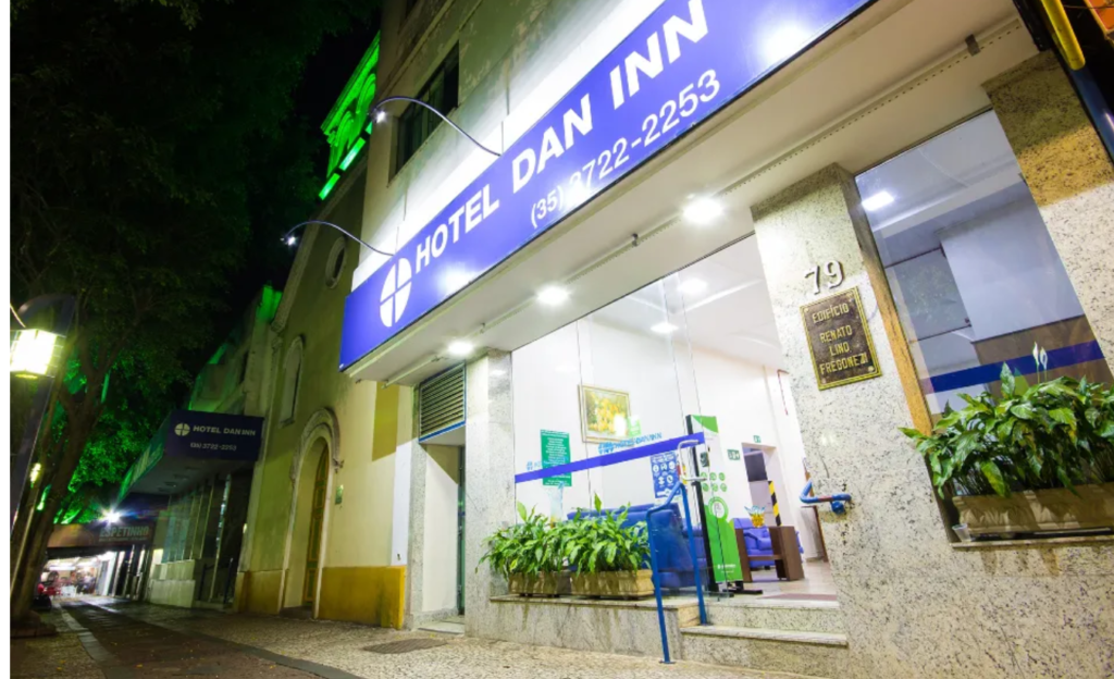 Hotel Dan Inn Poços de Caldas: A Escolha Inteligente para Economia e Conforto na Serra da Mantiqueira 2 Fachada do Hotel Dan Inn Poços de Caldas iluminada, mostrando sua localização central e arquitetura acolhedora, ideal para turismo econômico