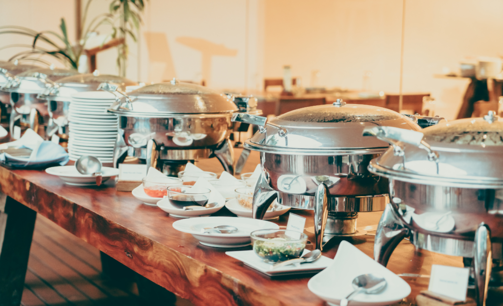 Cassino All Inclusive Resort: O Guia Definitivo para Seu Inverno em Poços de Caldas 4 Mesa posta com buffet de caldos, pães artesanais e vinho tinto no restaurante do Cassino All Inclusive Resort, transmitindo aconchego e sofisticação