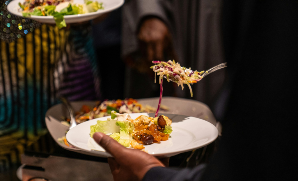 A Gastronomia All Inclusive no Cassino Resort: O Guia Definitivo de Sabores em Poços de Caldas 3 Prato sofisticado servido durante jantar temático, destacando a qualidade da Gastronomia All Inclusive no Cassino Resort