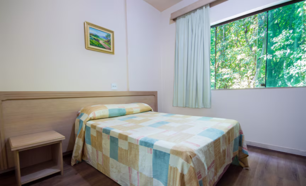 Hotel Dan Inn Poços de Caldas: A Escolha Inteligente para Economia e Conforto na Serra da Mantiqueira 4 Quarto do Hotel Dan Inn Poços de Caldas preparado para hóspedes, mostrando cama confortável, limpeza e organização para uma hospedagem econômica