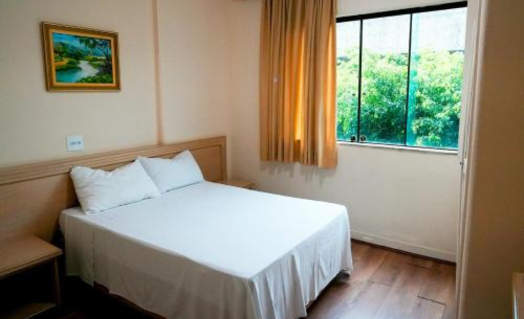 Guia Estratégico: A Viabilidade do Hotel Dan Inn Poços de Caldas para Viagens Corporativas em 2025 3 Quarto standard do Hotel Dan Inn Poços de Caldas preparado para estadia corporativa, com mesa de trabalho e iluminação adequada