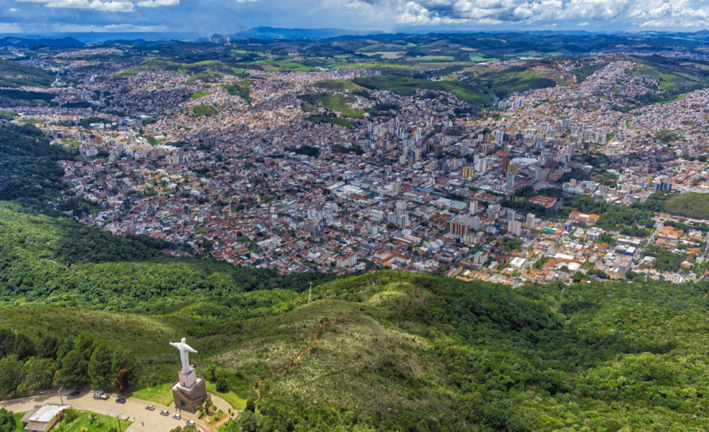 Hotel Dan Inn Poços de Caldas: A Escolha Inteligente para Economia e Conforto na Serra da Mantiqueira 3 Vista aérea do centro de Poços de Caldas destacando a proximidade do Hotel Dan Inn com parques e pontos turísticos da cidade
