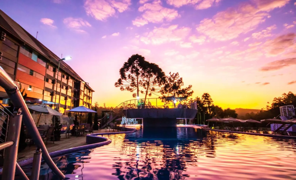 Cassino All Inclusive Resort: O Guia Definitivo para Seu Inverno em Poços de Caldas 2 Vista noturna da fachada iluminada do Cassino All Inclusive Resort em Poços de Caldas, destacando a arquitetura clássica e o clima de inverno