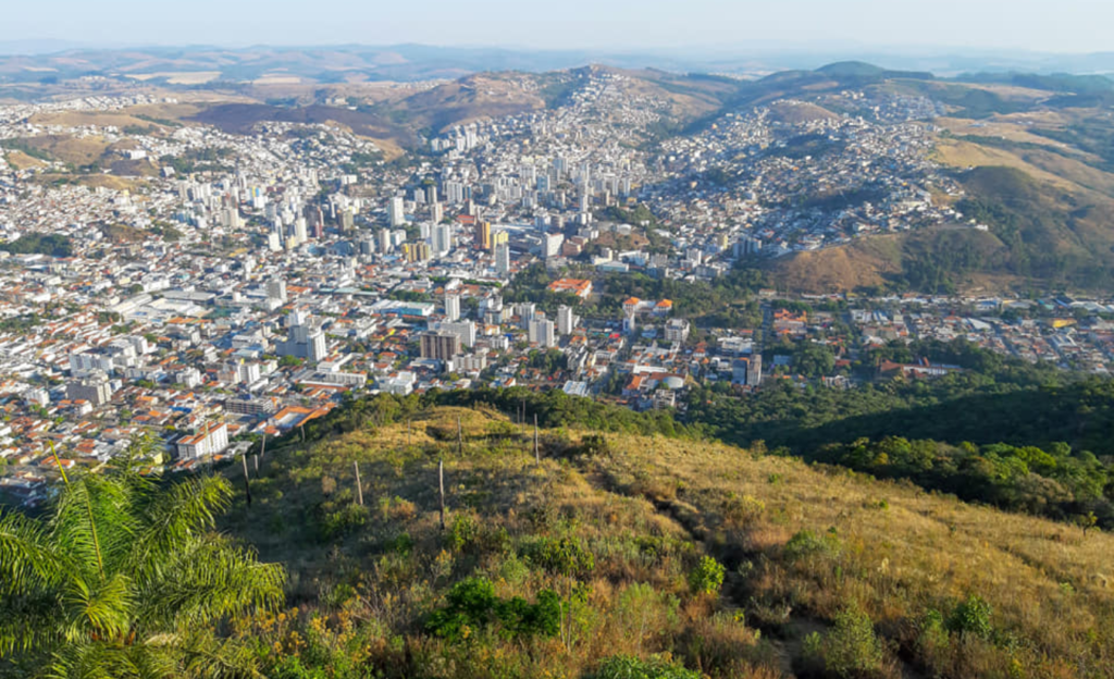 Roteiro Econômico em Poços de Caldas: Guia Definitivo para Viajar Gastando Pouco 2 Vista panorâmica do centro de Poços de Caldas com destaque para a vegetação serrana e prédios históricos, ilustrando um roteiro econômico em Poços de Caldas