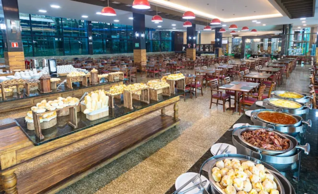 Buffet de gastronomia all inclusive no Thermas Resort Walter World em Poços de Caldas, com pratos típicos mineiros e bebidas