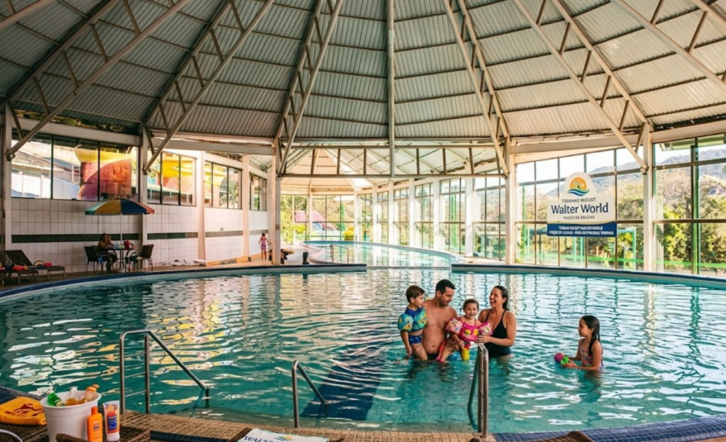 Gastronomia All Inclusive no Thermas Resort Walter World: O Sabor de Minas sem Limites 4 Família aproveitando a piscina aquecida e área de lazer do Thermas Resort Walter World em Poços de Caldas com crianças