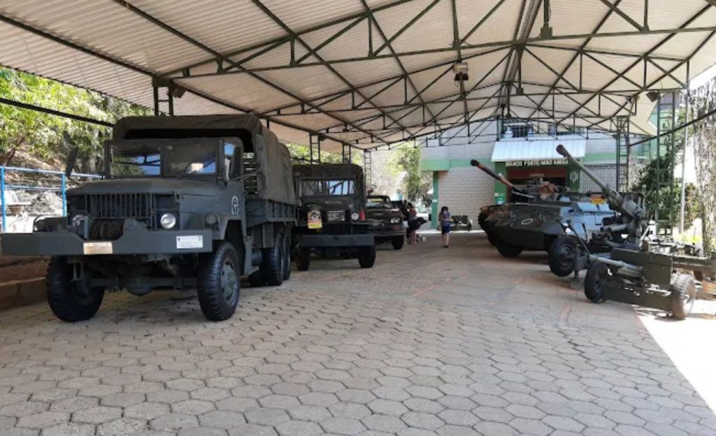 Museu do Exército e do Café no Thermas Resort: Uma Viagem no Tempo em Poços de Caldas 2 Tanques de guerra e veículos blindados expostos no Museu do Exército do Parque Walter World em Poços de Caldas