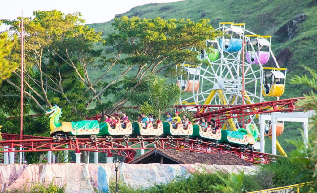Diversão Sem Limites no Walter World: O Maior Parque Temático do Sul de Minas 2 Vista aérea do Parque Temático Walter World com suas atrações, árvores e estrutura integrada ao resort em Poços de Caldas