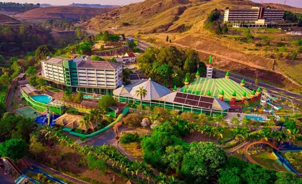 Museu do Exército e do Café no Thermas Resort: Uma Viagem no Tempo em Poços de Caldas 4 Vista aérea do complexo Thermas All Inclusive Resort Walter World em Poços de Caldas, com parque temático, piscinas termais e área cultural