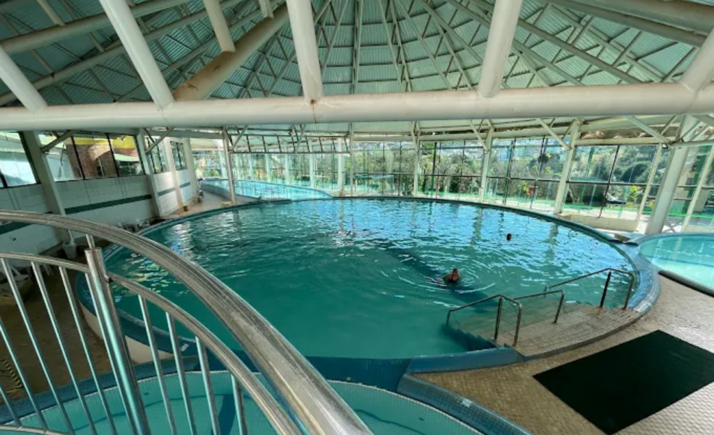 Diversão Sem Limites no Walter World: O Maior Parque Temático do Sul de Minas 4 Vista das piscinas termais aquecidas do Thermas Resort Walter World com a paisagem montanhosa de Poços de Caldas ao fundo