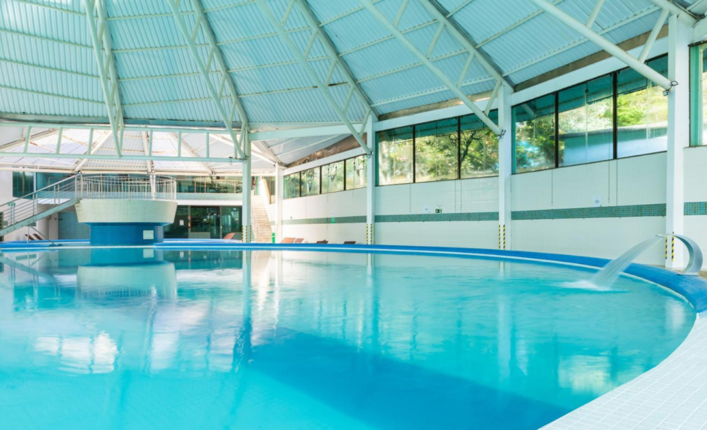 Piscinas Aquecidas em Resort: Por Que São o Segredo das Melhores Férias em Poços de Caldas 3 Vista do complexo de piscinas externas e cobertas do Thermas Resort Walter World em Poços de Caldas, com área de lazer aquático para toda a família