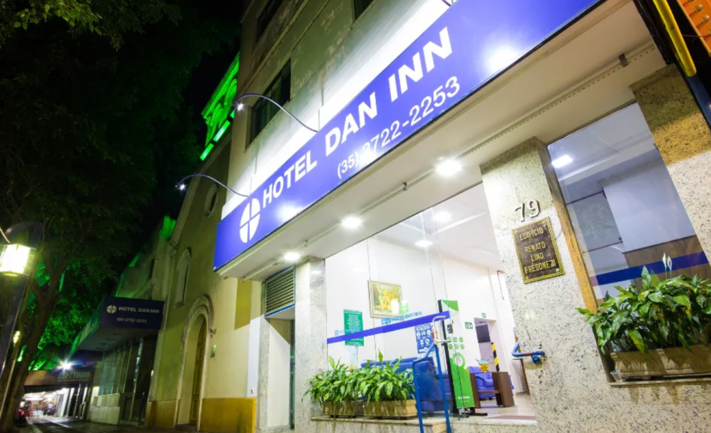 Roteiro Econômico em Poços de Caldas: fim de semana completo com base no Dan Inn 2 Dan Inn Poços de Caldas – fachada do hotel no centro histórico da cidade, com estrutura confortável e localização privilegiada