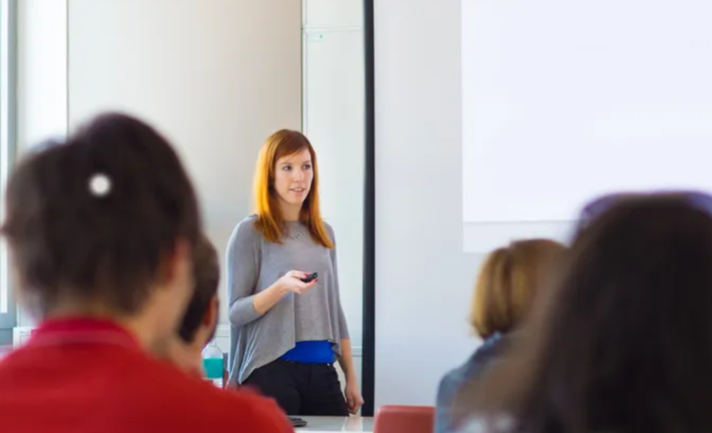 Treinamento Corporativo Express em Poços de Caldas: como o Dan Inn transforma encontros rápidos em resultados reais 4 Equipe do Dan Inn Poços de Caldas preparando sala de reunião para treinamento corporativo express com ambiente funcional e climatizado