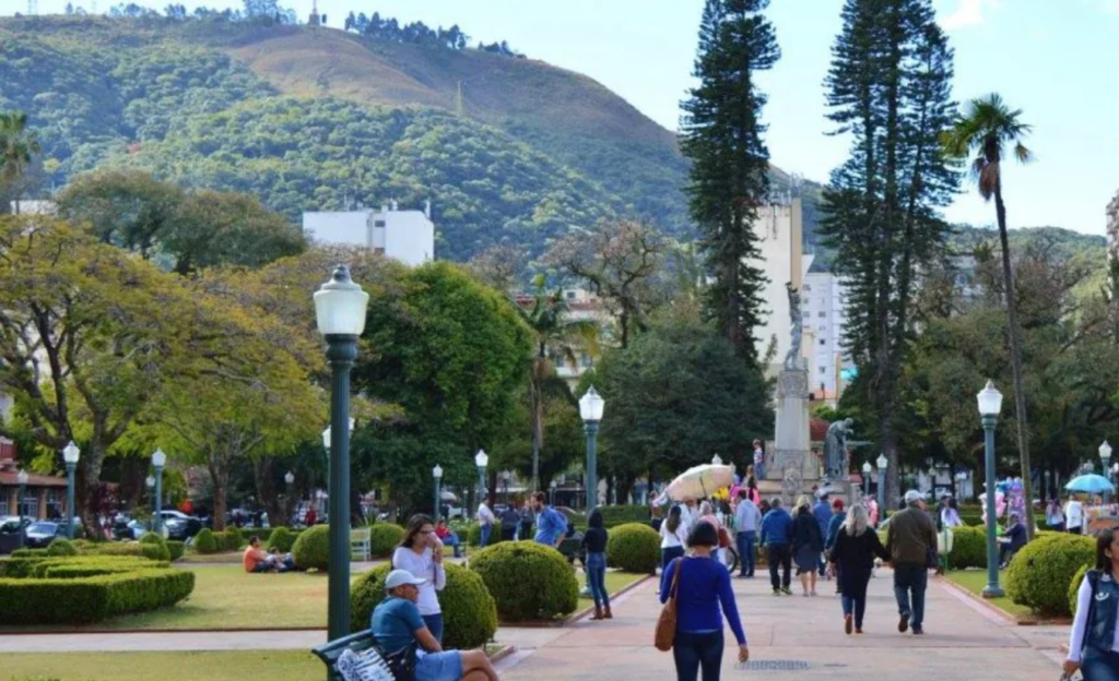 Excursões no Centro de Poços de Caldas: guia completo para grupos hospedados no Dan Inn 4 Grupo de turistas em excursao caminhando pelo centro historico de Pocos de Caldas MG durante city tour a pe