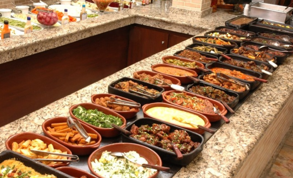 Pequenos Eventos Corporativos em Poços de Caldas: Como Gerar Grandes Resultados em Encontros Funcionais 3 Mesa de jantar com pratos da culinária mineira em restaurante no centro de Poços de Caldas após evento corporativo