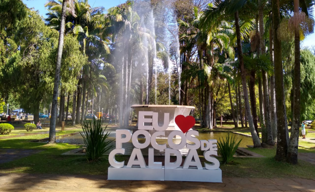 Roteiro Econômico em Poços de Caldas: fim de semana completo com base no Dan Inn 4 Parque José Affonso Junqueira em Poços de Caldas, com jardins, esculturas e o famoso letreiro da cidade ao fundo, ponto turístico gratuito e imperdível