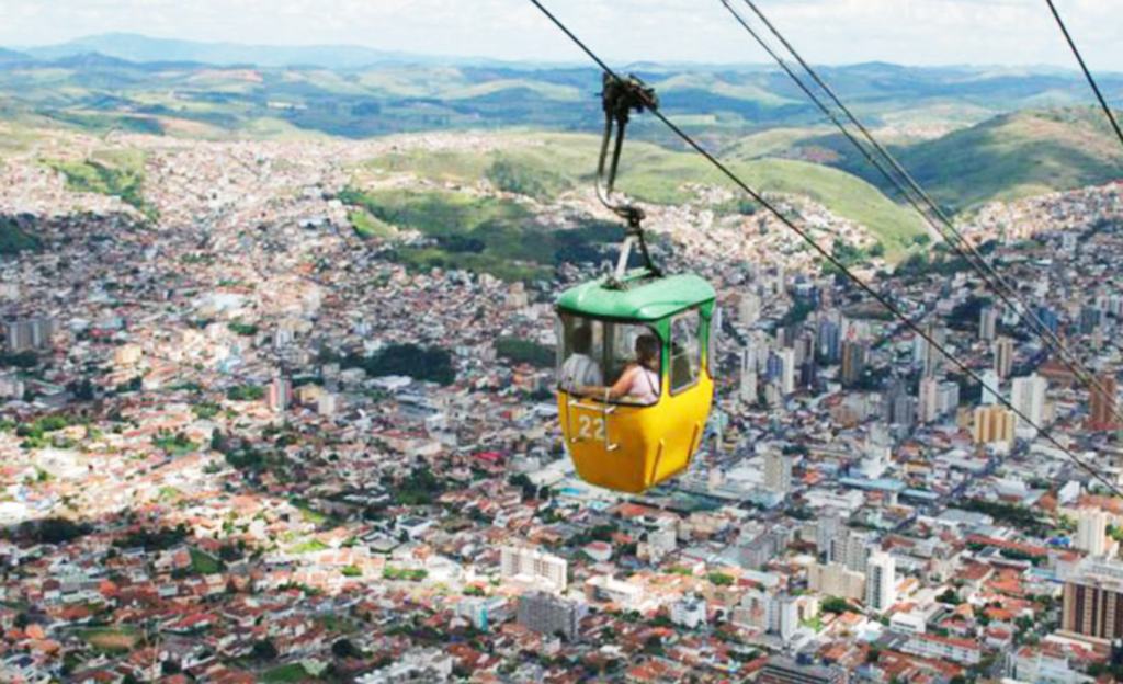 Hotel Corporativo em Poços de Caldas: como o Euro Suite é a base ideal para reuniões estratégicas e hospedagem de equipes 4 Teleférico de Poços de Caldas em operação com vista panorâmica da cidade e da Serra de São Domingos ao fundo