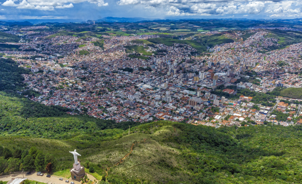 Treinamento Corporativo Express em Poços de Caldas: como o Dan Inn transforma encontros rápidos em resultados reais 2 Vista aérea do centro de Poços de Caldas com infraestrutura urbana e acesso estratégico para eventos corporativos em Minas Gerais