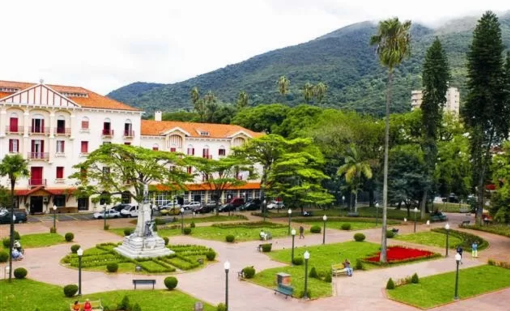Excursões no Centro de Poços de Caldas: guia completo para grupos hospedados no Dan Inn 2 Vista aérea do centro histórico de Poços de Caldas MG com o Parque José Affonso Junqueira e o Palace Hotel ao fundo