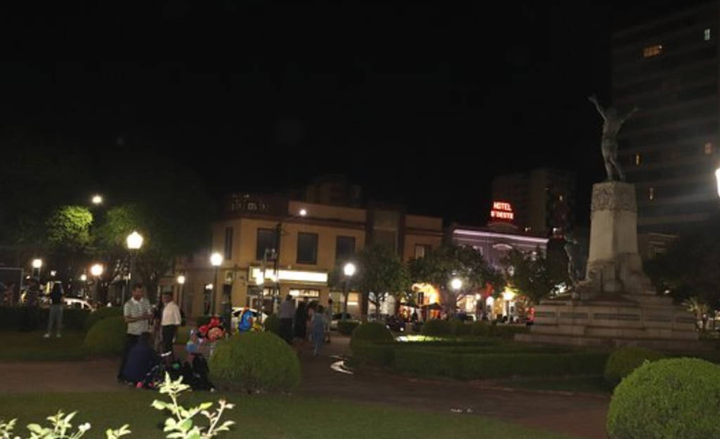 Hotel para grupos corporativos em Poços de Caldas: conforto e produtividade no Euro Suite 4 Vista noturna da Praça Pedro Sanches em Poços de Caldas, ponto turístico central ideal para grupos corporativos aproveitarem após o expediente