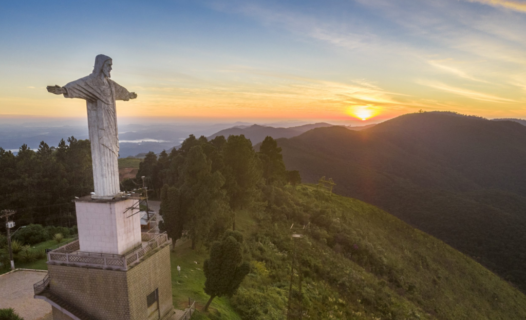 Roteiro Econômico em Poços de Caldas: fim de semana completo com base no Dan Inn 3 Vista panorâmica de Poços de Caldas a partir do Cristo Redentor na Serra de São Domingos, mostrando a cidade ao fundo e a natureza exuberante da região