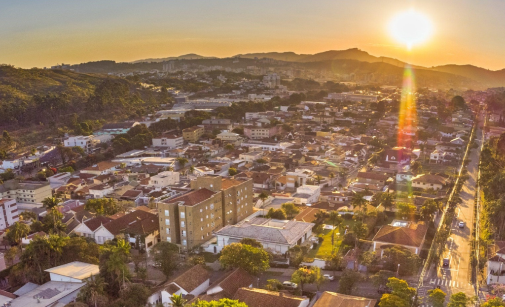 Hotel para grupos corporativos em Poços de Caldas: conforto e produtividade no Euro Suite 2 Vista panorâmica de Poços de Caldas, estância hidromineral no sul de Minas Gerais reconhecida pelo turismo de negócios