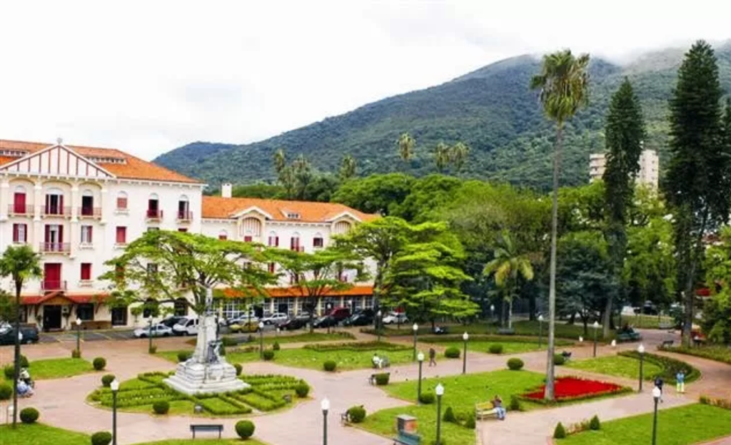 Roteiro a pé pelo centro histórico de Poços de Caldas: guia completo saindo do Euro Suite para famílias e casais 2 Vista panorâmica do Parque José Affonso Junqueira com o Palace Hotel ao fundo, em Poços de Caldas MG