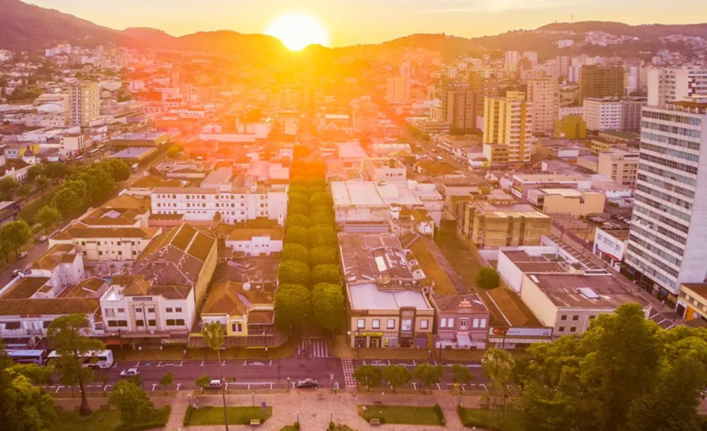 Pequenos Eventos Corporativos em Poços de Caldas: Como Gerar Grandes Resultados em Encontros Funcionais 4 Vista panorâmica do centro histórico de Poços de Caldas com praça e arquitetura tradicional ao entardecer, destino ideal para eventos corporativos