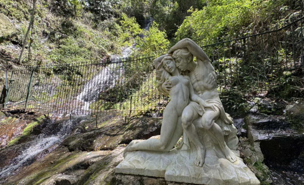 City Tour em Poços de Caldas: o Roteiro Clássico Completo com Base no Nacional Inn 4 Fonte dos Amores em Poços de Caldas com vegetação nativa ao redor e trilha leve no interior do parque natural