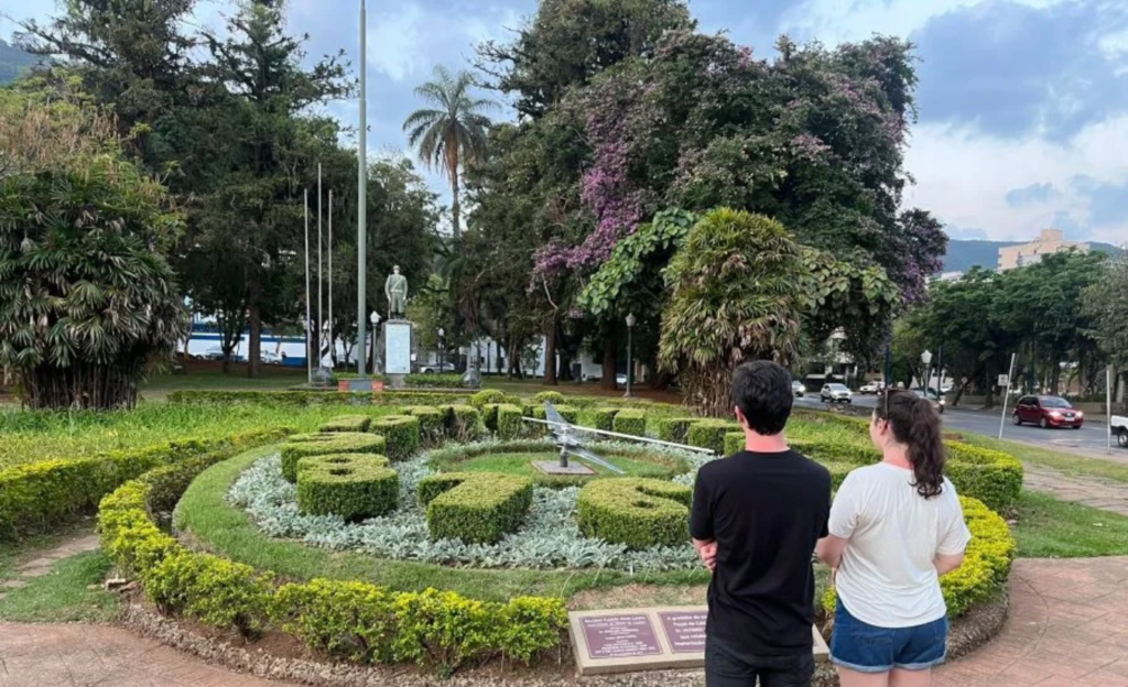Excursão em Poços de Caldas: o guia completo para grupos que buscam tradição, conforto e roteiro inesquecível 3 Grupo de turistas posando na frente do Relógio Floral de Poços de Caldas na Praça Pedro Sanches