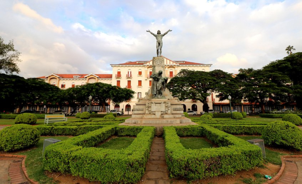 Eventos corporativos em Poços de Caldas: estrutura, tradição e praticidade no coração da cidade 4 Praça Pedro Sanches no centro histórico de Poços de Caldas ao entardecer, próxima ao Nacional Inn Poços de Caldas