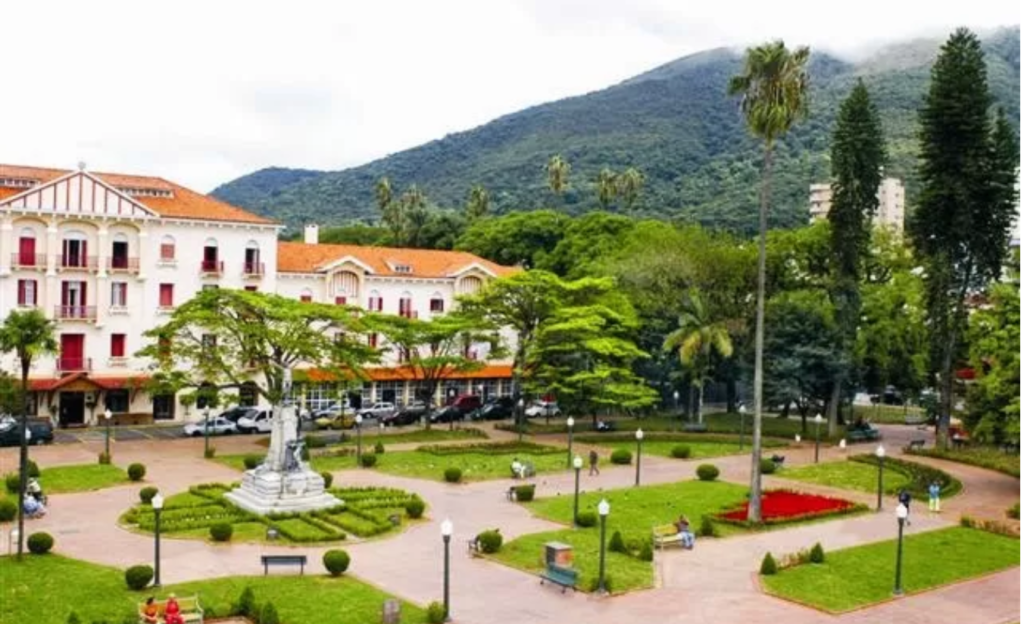 Eventos corporativos em Poços de Caldas: estrutura, tradição e praticidade no coração da cidade 2 Vista do centro de Poços de Caldas com o Parque José Affonso Junqueira ao fundo, destino de eventos corporativos em Minas Gerais