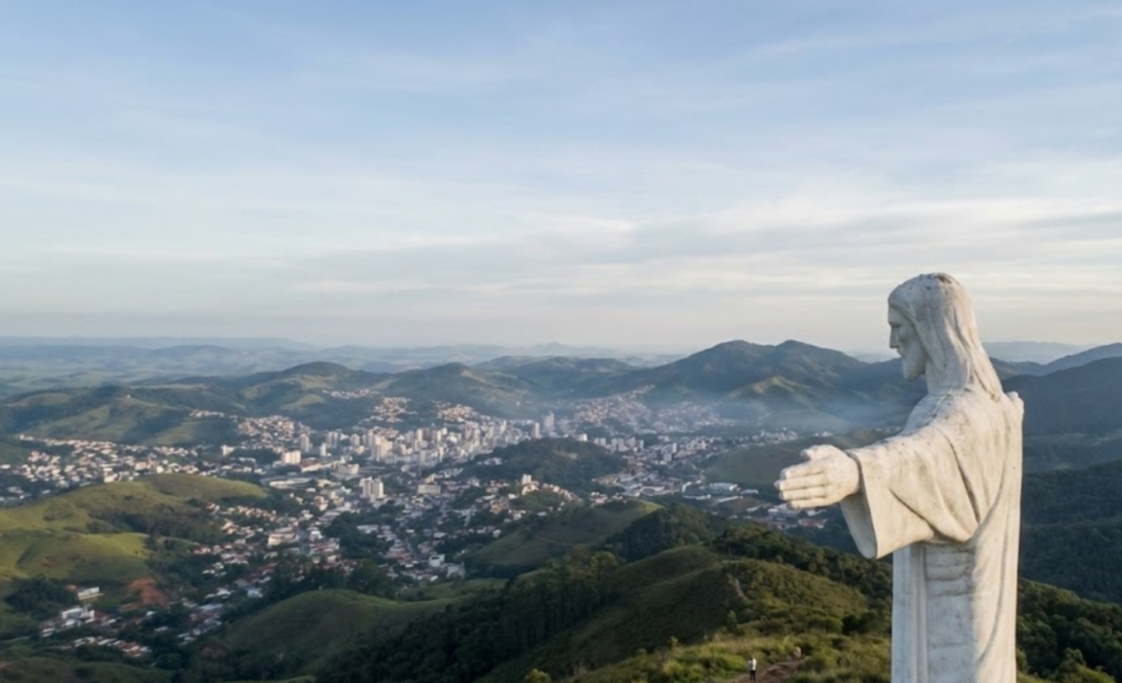 City Tour em Poços de Caldas: o Roteiro Clássico Completo com Base no Nacional Inn 3 Vista panorâmica de Poços de Caldas a partir do Cristo Redentor na Serra de São Domingos, com a cidade ao fundo e as montanhas ao redor