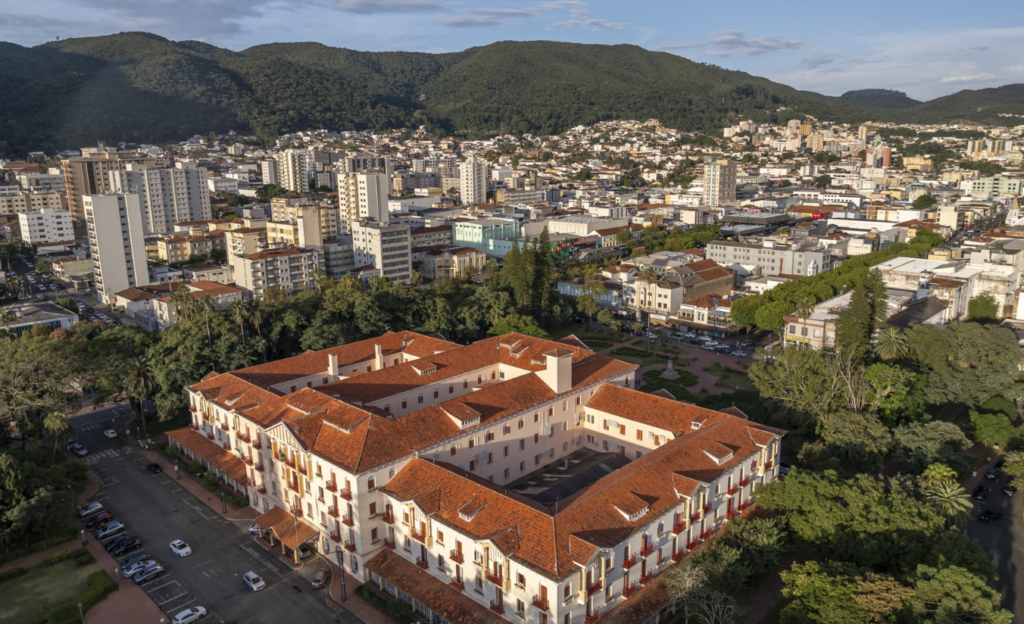 Conforto Mineiro para Eventos Corporativos em Poços de Caldas: tradição e funcionalidade no Nacional Inn 4 Vista panorâmica do centro histórico de Poços de Caldas com arquitetura colonial mineira e montanhas ao fundo, destino consolidado para eventos corporativos no Sul de Minas Gerais