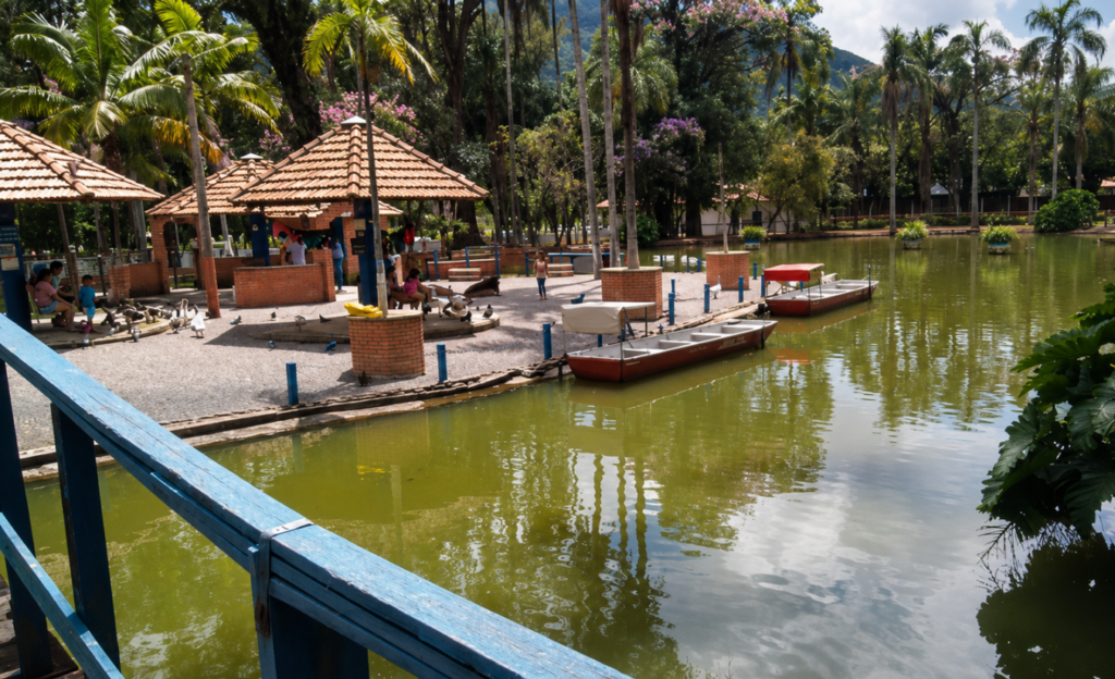 Hotéis no centro de Poços de Caldas: guia completo para escolher a melhor hospedagem 4 Parque Jose Affonso Junqueira em Pocos de Caldas com lago artificial cisnes pontes e vegetacao exuberante no coracao da cidade