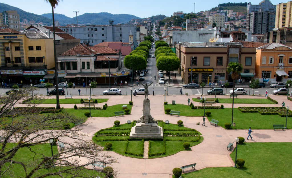 Onde Ficar em Poços de Caldas Centro: Guia Completo para Escolher o Melhor Hotel 2 Vista da Praça Pedro Sanches no centro histórico de Poços de Caldas, com coreto e área verde ao fundo