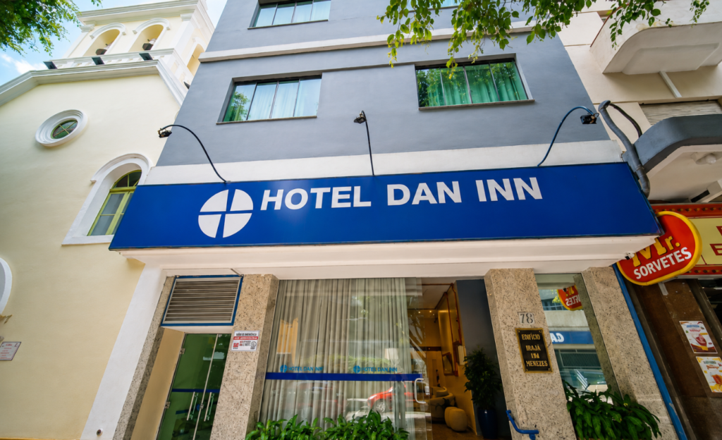 Hotel Barato em Poços de Caldas: Como Economizar Sem Abrir Mão do Conforto 2 Fachada do Dan Inn Poços de Caldas, hotel econômico no centro da cidade