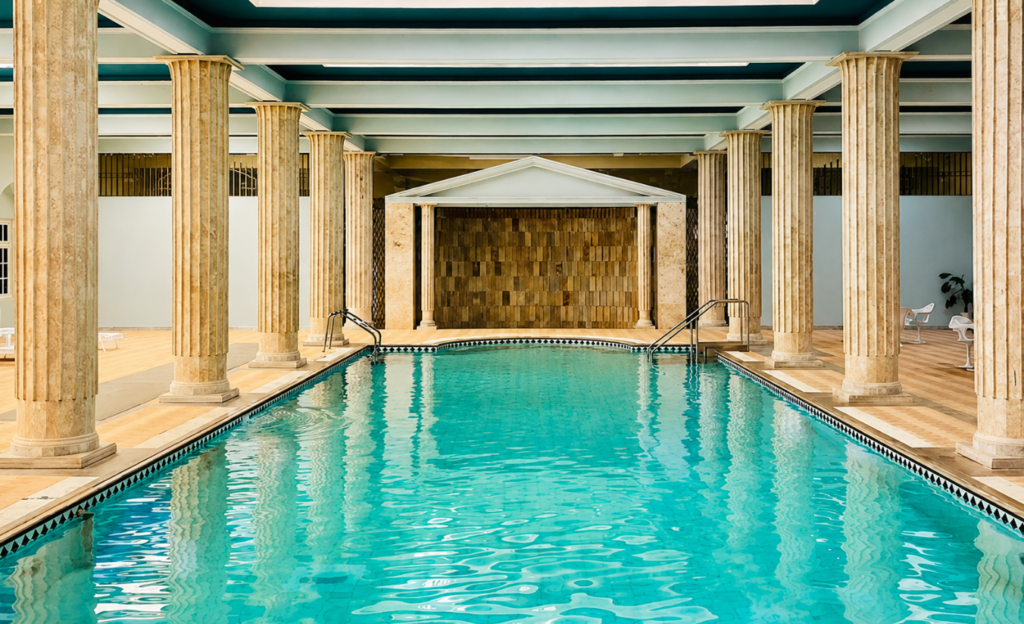 Onde Ficar em Poços de Caldas: o Guia Completo da Região Central 3 Interior de balneário termal histórico com piscina de água mineral e arquitetura do início do século XX