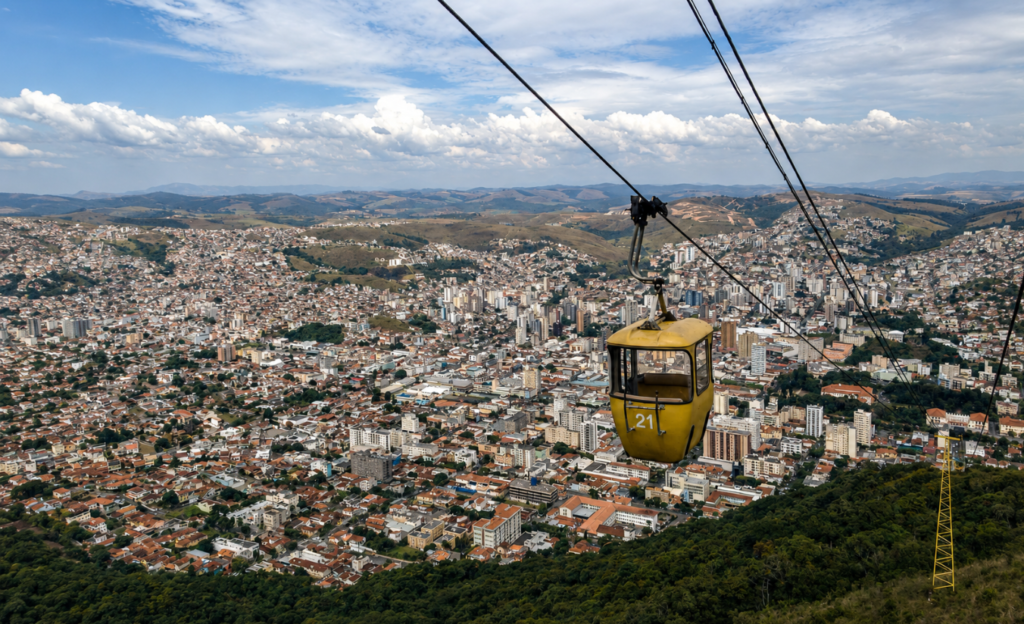 O que fazer em Poços de Caldas: atrações para incluir no seu roteiro 2 Vista panorâmica de Poços de Caldas a partir da Serra de São Domingos, com o teleférico ao fundo
