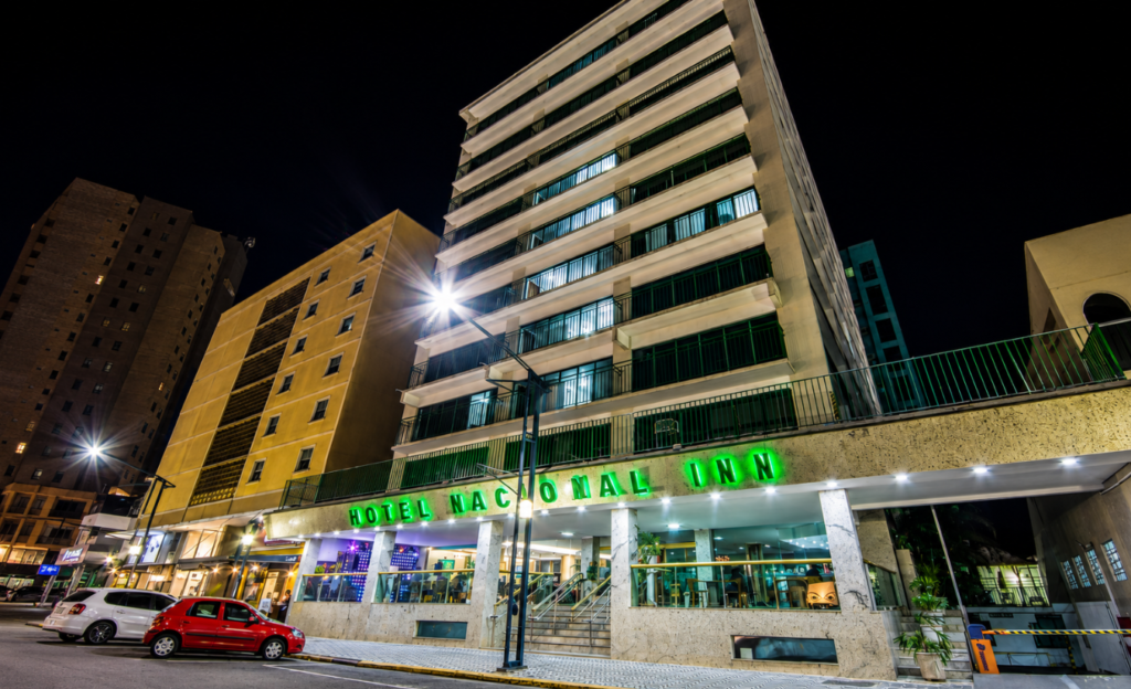 Melhores Hotéis em Poços de Caldas: Como Escolher a Hospedagem Ideal 2 Fachada do Nacional Inn Poços de Caldas com vista da entrada principal do hotel no Centro da cidade
