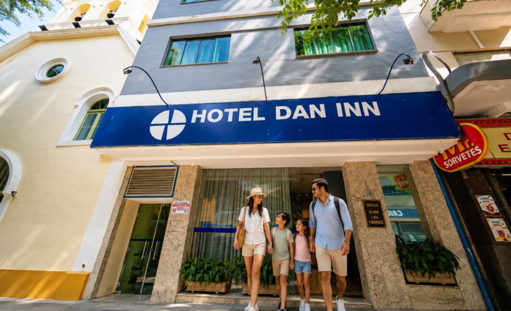 Acordar em Poços de Caldas com um café da manhã que vale a viagem inteira 4 Família se preparando para sair do hotel após o café da manhã em Poços de Caldas